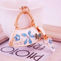 Llavero elegante con tacón de aguja y bolso con flores de cristal y esmalte - Azul