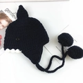 Dunkelblaue Baby-Strickmütze im Hai-Design mit Ohrenklappen und weichen Pompons - Geeignet für 0-3 Jahre / Schwarz