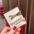 Set di tre fermagli per capelli geometrici con perle sintetiche e fiocco dorato - Stile C (Set da 3 Pezzi Fiocco e Cuore)