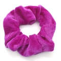 Chouchou en velours violet avec une texture douce et brillante sur fond blanc - Fuchsia