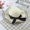 Cappello di paglia beige a tesa ondulata con grande fiocco nero per protezione solare estiva - M (56-58cm) / Bianco latte