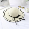 Cappello di paglia beige a tesa larga con fiocco nero e strisce per vacanze estive - Nastri Sottili Doppi / Bianco Crema