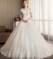 Französisches schulterfreies Brautkleid aus Spitze mit Schleppe in elegantem Perlweiß - US 26W / Bodenlang