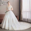 Elegantes weißes Brautkleid im Prinzessin-Stil mit Goldspitze und langer Schleppe - XS / Mit Schleppe