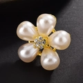 Elegante gouden bloembroche met witte druppelparels en heldere fonkelende strassteentjes - Parel Pruimenbloesem