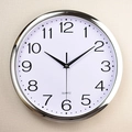 Klassische 12-Zoll Quarz-Wanduhr in Silber mit Kunststoffrahmen und weißem Zifferblatt - 12 Zoll/30cm / Silber