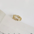 Verstellbarer goldener Ring mit gedrehter Seilstruktur und X-Symbol auf Buch - J-927 Kreuz X Design / 18K Gold