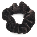 Donkerbruine fluwelen scrunchie haaraccessoire voor dames op een witte achtergrond - Donker koffiebruin