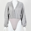 Detalle de tela plisada gris metalizada con cuello en V profundo y manga linterna - S / Gris