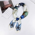 Elegante foulard in seta blu navy e verde con motivi geometrici e dettaglio di fiocco blu - 70cm / 3 Sella Beige Blu