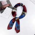 Elegante foulard in seta da 70cm con motivi a fiocco rossi e blu su sfondo bianco - 70cm / 5 Sella Bordeaux Blu