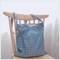 Sac fourre-tout en toile à carreaux vichy bleu et blanc suspendu à une chaise - Fond Bleu Carreaux Blancs - Bandoulière Unique