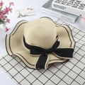 Elegante cappello di paglia beige con fiocco nero e tesa ondulata per il sole estivo - M (56-58cm) / Bianco Sporco