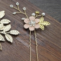 Elegant gold bridal hair pin with a pink flower, golden leaves, and white pearls - 1-Flower Hairpin / Pink