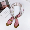 Elegante sciarpa in seta con motivi floreali rosa e bordi marroni su una superficie bianca - 70cm / Rosa Conchiglia Floreale
