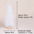 Dettaglio mini albero di Natale bianco da 20cm con rami innevati e base tonda in legno - Albero di Natale Bianco da 20CM