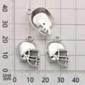 Trois breloques casque de football américain en argent sur fond avec échelle - 9198 Casque 1.3g-14x20mm
