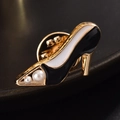 Elegante goudkleurige broche met hoge hakken, zwart email en twee witte parels - High heel