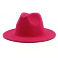 Vista frontal de sombrero Fedora de lana magenta con ala ancha y diseño clásico suave - Rosa rojo