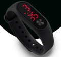 Details der schwarzen LED-Sportuhr mit roter Digitalanzeige und Silikonarmband im Nahaufnahme - Sonderangebot Schwarzes Resinarand
