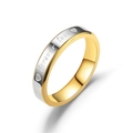 Nahaufnahme von gold-silbernem Paarring mit Forever Love Gravur und Herz-Motiv-Detail - US 5 / 4MM Damenmodell