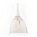 Dettaglio ravvicinato della borsa in tela beige con coulisse e tracolla in tessuto naturale - 34*37cm / Naturale
