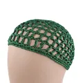 Detail eines grünen handgehäkelten Haarnetzes mit elastischer Rautennetzstruktur - Grün