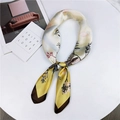 Elegante foulard di seta satinata con stampa vintage di fiori e uccelli su piedistallo - 70cm / Giallo Conchiglia Floreale