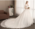 Schulterfreies weißes Spitzenbrautkleid mit einer eleganten langen Schleppe - US 26W / Mit Schleppe