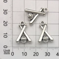 Trois pendentifs de baseball vintage en métal argenté posés sur une règle millimétrée - 9197 Batte de Baseball 1.7g-13x18mm