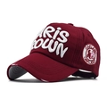 Dettaglio cappellino bordeaux in cotone con ricamo Aris Brown e stemma Oakland laterale - Regolabile / Rosso Vino (Ricamo Bianco)