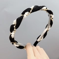 Detailaufnahme Haarreif mit schwarzem Stoff, weißen Perlen und goldener Strasskette - Schwarz