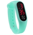 Detalle del reloj deportivo de silicona verde menta con pantalla LED roja y botón metálico - Verde Menta