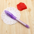 Penna magica a inchiostro invisibile con luce UV viola su sfondo in legno rustico - Viola