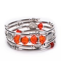 Dettaglio del bracciale a più strati con perle arancioni e ciondoli a forma di cuore - Cristallo Rosso