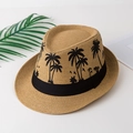 Dettaglio di un cappello di paglia intrecciato con nastro a stampa palme per l'estate - M (56-58cm) / Cachi