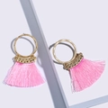 Pendientes largos geométricos con borlas de hilos de seda rosa brillante y metal dorado - Rosa Piel