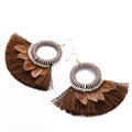 Pendientes de estilo bohemio con borlas marrones y detalles de plumas naturales - Pluma Marrón