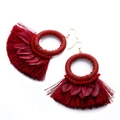 Pendientes de borlas rojas con plumas y ganchos dorados de estilo bohemio chic - Pluma Roja