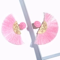 Pendientes bohemios con flecos rosas y detalles geométricos en metal dorado - Cuentas Rosas