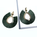 Pendientes bohemios con borlas verde oscuro y tachuelas de gota dorada de gran tamaño - Abanico Verde Hierba