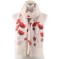Detail eines leichten Blumenschals mit roten Mohnblumenprints auf cremefarbenem Grund - Beige