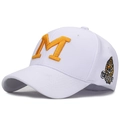 Casquette blanche avec broderie M jaune et motif tigre, visière incurvée élégante - 57-58cm (Extensible) / Blanc
