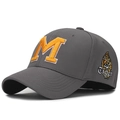 Casquette de baseball gris foncé avec lettre M brodée jaune et motif tigre latéral - 57-58cm (Extensible) / Gris