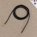 Cintura a treccia in pelle PU nera con terminali dorati su sfondo di iuta ruvida - Nero