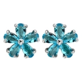 Detalle de pendientes de flores con cinco pétalos de circonita azul verdosa talla pera - Aguamarina