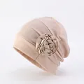Détail du turban beige montrant la texture et la grande fleur en tissu 3D - Poche zippée