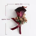 Boutonnière élégante en lys calla bordeaux avec baies dorées et accents de strass - Bordeaux