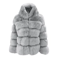 Detail van lichtgrijze faux fur jas met capuchon en horizontale gelaagde textuur - Grijs