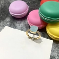 Detalle de anillo de piedra preciosa azul claro cuadrada con banda dorada y piedras - Talla 6 / Borde Dorado + Jade Azul Claro